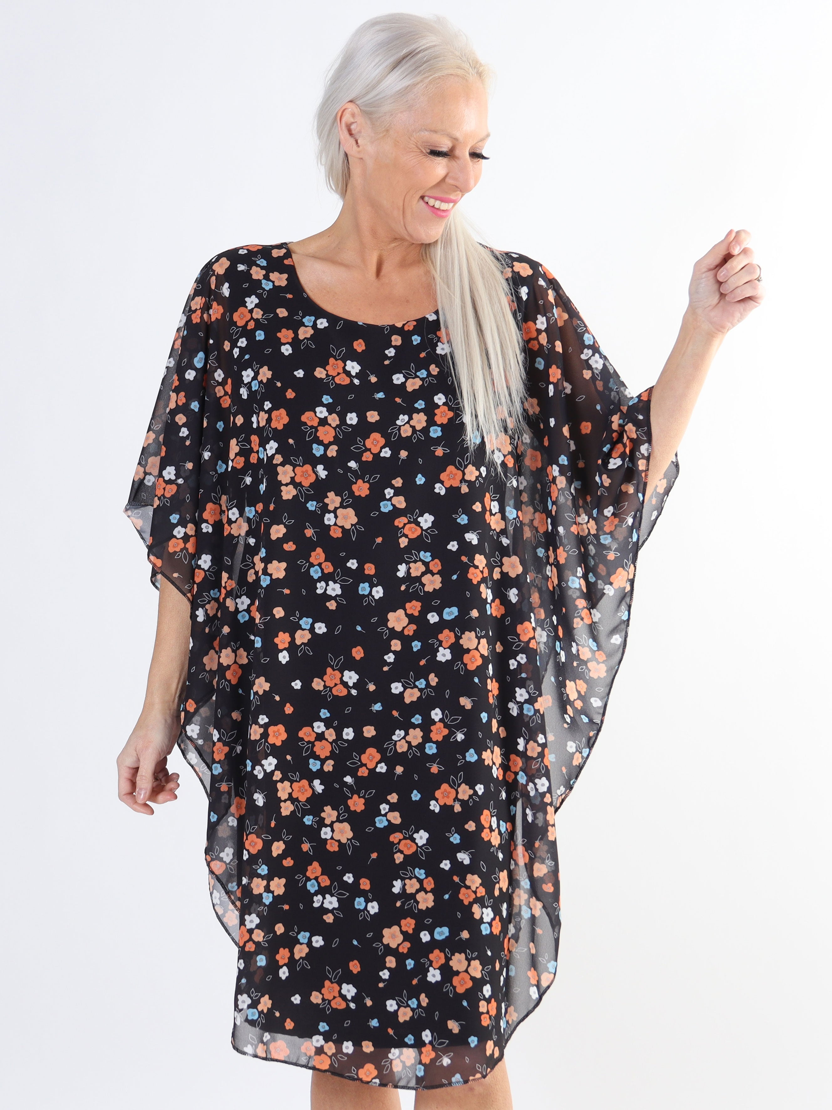 Kenya Small Flower - Tunikaklänning i plus size med blommigt chiffonglager